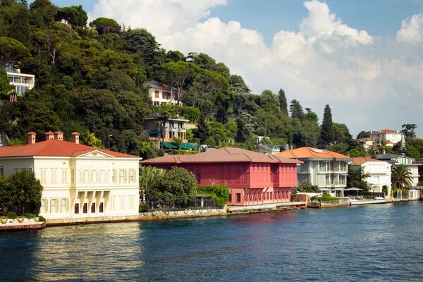 A view of houses on the side of a river.